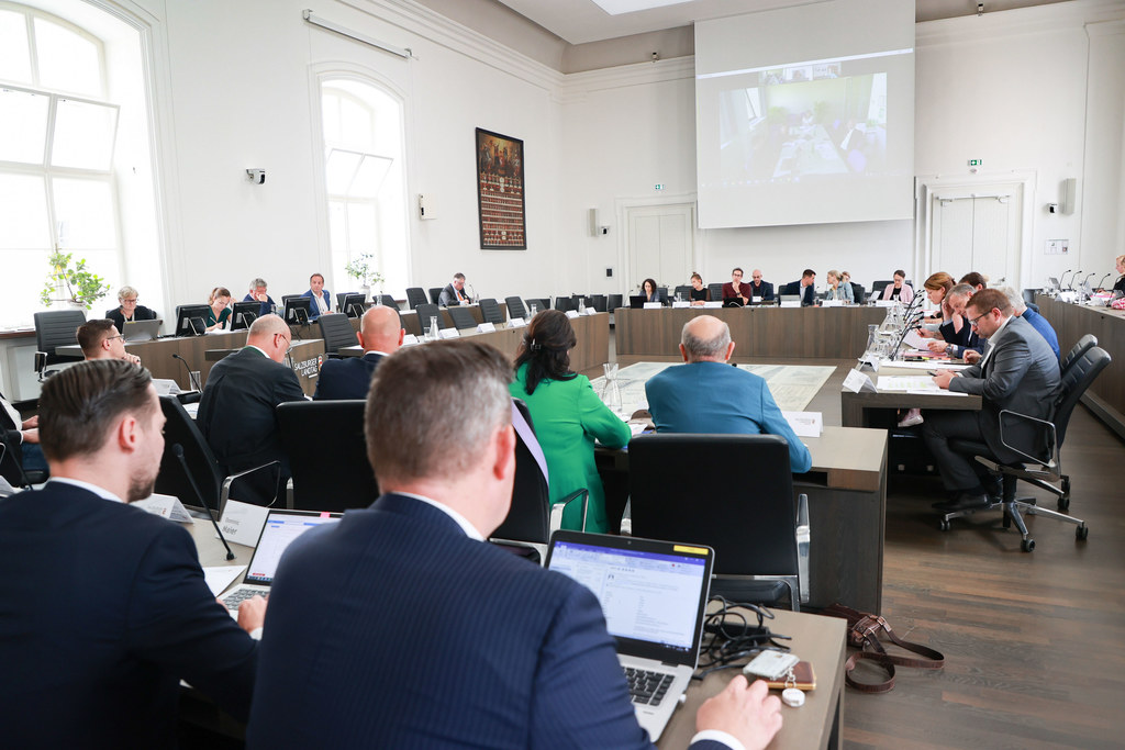 Eine Regierungsvorlage, mit der das Landwirtschaftskammergesetz aus dem Jahr 2000 geändert wird und ein Bericht des Landesrechnungshofs zum Beteiligungsmanagement standen am Nachmittag auf der Tagesordnung des Landtags.